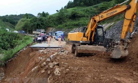 Khắc phục đường sạt lở do mưa lũ tại huyện Tân Uyên (Lai Châu). Ảnh: TTXVN.
