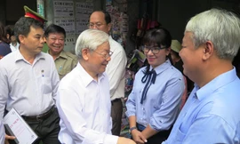 Tổng Bí thư Nguyễn Phú Trọng ân cần thăm hỏi sức khỏe gia đình ông Trần Văn Lai và bà con chòm xóm.