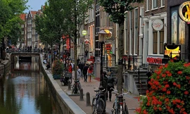 Khu đèn đỏ ở Amsterdam (Hà Lan) vào ban ngày. Ảnh: WIKIPEDIA.