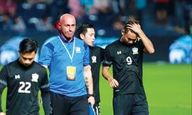 HLV Jankovic (áo xanh) từ chức vị trí HLV trưởng U23 Thái Lan. Ảnh: GETTYIMAGES.