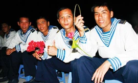 Các chiến sĩ trẻ trên đảo Sơn Ca chuẩn bị hoa và chim gấp bằng lá cây để tặng đội văn nghệ biểu diễn trên đảo. Ảnh: Trường Phong