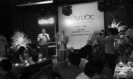 Nhà văn Hữu Ước tại buổi ra mắt tác phẩm.