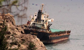 Tàu Fei Yue 9 (quốc tịch Mông Cổ) bị sóng đánh vào ghềnh đá lâu nên gãy đôi, vỡ nát. Ảnh: VS