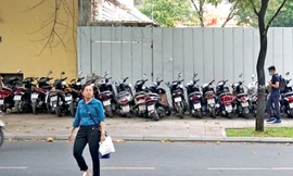 Bãi xe trên đường Nguyễn Du chiều 11/1 vẫn còn hoạt động. Ảnh: Văn Minh.