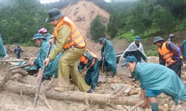 Cán bộ, chiến sĩ Quân khu 2 tích cực giúp đỡ đồng bào vùng lũ Lai Châu khắc phục hậu quả thiên tai, tìm kiếm cứu nạn. Ảnh: Hồng Sáng.