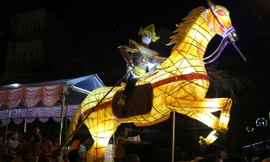 Cuộc tổng duyệt hoành tráng trên đường phố Tuyên Quang tối 11/8 âm lịch. Ảnh: Như Ý