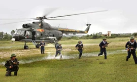 Trực thăng tập trận đổ quân đánh chiếm mục tiêu.