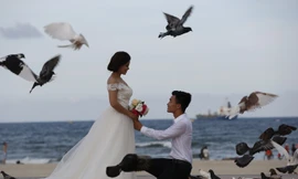 Ai cũng mong bình yên sau hôn nhân, nhưng cuộc sống luôn là ẩn số thử thách tình yêu. Ảnh minh họa: Hồng Vĩnh.