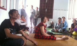 Đa số bệnh nhân là phụ nữ lớn tuổi mắc bệnh mạn tính. Họ mù quáng tin vào “thần y” Diệp (ngoài cùng bên trái). Ảnh: Quốc Ngọc