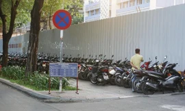 Những bãi xe 'vua' trên vỉa hè trung tâm TPHCM