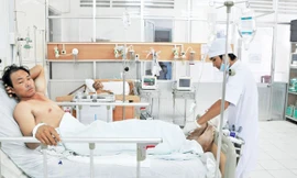 Nạn nhân Nguyễn Hùng Cường tại Bệnh viện Đa khoa Kiên Giang chiều ngày 13/9 