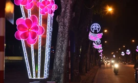 Ánh đèn trang trí trên đường Điện Biên Phủ, Hà Nội. Ảnh: Như Ý.