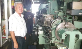 Xưởng cơ khí của ông Tăng Hồng hiện đại nhưng chật chội. Ảnh: Trường Ca