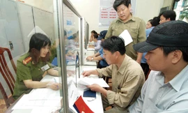 Người dân làm thủ tục đăng ký hộ khẩu. Ảnh: Hồng Vĩnh