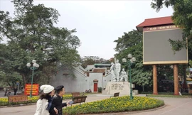 Đồng hồ đếm ngược ở Bờ Hồ sắp được tháo dỡ sau 7 năm hết nhiệm vụ. Ảnh: Nguyên Khánh.