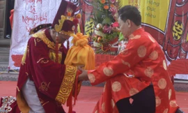 Chiếc ấn được trao trịnh trọng trong buổi lễ.