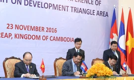 Chiều 23/11, Thủ tướng Nguyễn Xuân Phúc, Thủ tướng Campuchia Hun Sen và Thủ tướng Lào Thongloun Sisoulith ký Tuyên bố chung Hội nghị Cấp cao CLV 9. Ảnh: TTXVN