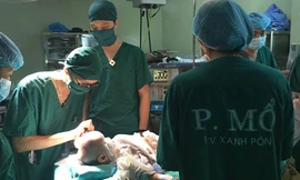 Ca mổ kéo dài 5 tiếng sửa lại hộp sọ cho bệnh nhi. Ảnh: Bệnh viện cung cấp. 