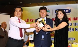 Ông Chung Hae-soung (giữa) tại lễ ký hợp đồng trở thành GĐKT CLB Hoàng Anh Gia Lai. Ảnh: VSI.