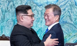 Lãnh đạo Triều Tiên Kim Jong-un và Tổng thống Hàn Quốc Moon Jae-in trong cuộc gặp lịch sử.