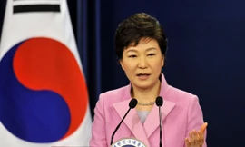Tổng thống Park Geun-hye (trái) và người bạn thân Choi Soon-sil đang là tâm điểm của cuộc khủng hoảng chính trị Hàn Quốc. Ảnh: Getty Images