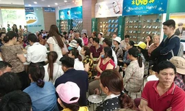 Một điểm giao dịch của Viettel bị thất thủ trong sáng qua. Ảnh: Trí Anh.