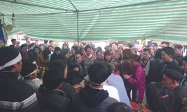 Rưng rưng khăn trắng xóm nghèo