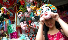 Mặt nạ giấy bồi trên phố Hàng Mã (Hà Nội). Ảnh: Hồng Vĩnh