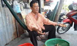 Ông Nguyễn Văn Ra không từ bỏ công việc thầm lặng bắt trộm, cướp của mình dù trên người đầy thương tích.