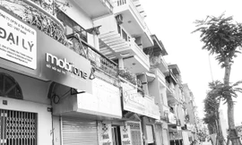Quận Thanh Xuân sẽ giữ nguyên biển hiệu trên phố Lê Trọng Tấn, còn biển quảng cáo sẽ được treo theo kích thước cấp phép. Ảnh: Anh Trọng