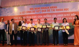 Đại diện Nông nghiệp Bayer Việt Nam và toàn cầu cùng các đối tác tham gia dự án tại buổi lễ