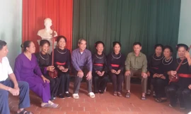 Ông Công (thứ 4 từ trái qua) cùng CLB hát then thôn 13.