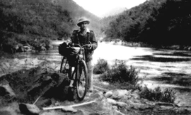 Ông Nguyễn Lam trên đường công tác ở Việt Bắc những năm kháng chiến chống Pháp - 1950