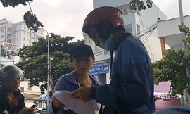  “Cò” vé tàu hoạt động rầm rộ trước ga Sài Gòn. Ảnh: PV