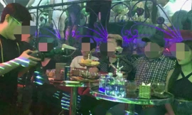 Một nhóm trẻ tổ chức sinh nhật.