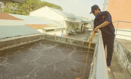 Lê Phước Hưng (SN 1989) kiểm tra nguồn nước thải tại Công ty CP Thực phẩm Cholimex.