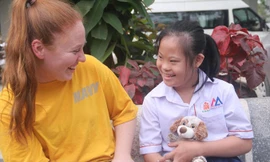 Nữ thủy thủ Sarah Windsor và người bạn Thanh Vi quấn quýt nhau không rời suốt 3 giờ của chương trình giao lưu. Ảnh: Nguyễn Thành.