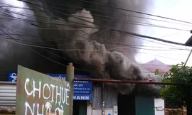 Kho sơn bốc cháy ngùn ngụt, khu dân cư náo loạn