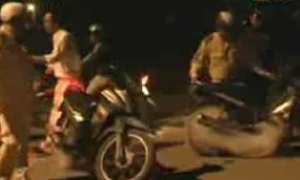 Toàn cảnh công an dùng bùi nhùi trị quái xế