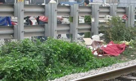 Một thanh niên tự nằm cho tàu cán chết