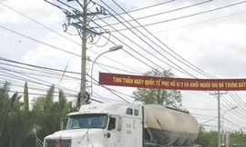 Xe tải hạng nặng thường xuyên lưu thông trên đường Nguyễn Văn Tạo