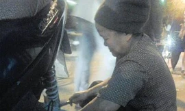 Hai bà cháu vá xe giữa Thủ đô