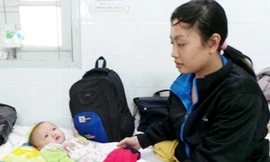 Bé trai văng qua cửa xe khách thoát chết diệu kỳ