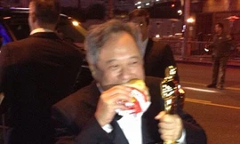 Đạo diễn Lý An vừa cầm tượng Oscar vừa gặm bánh