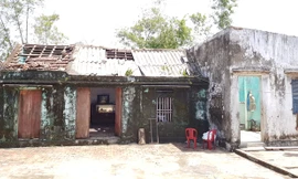 Ngôi nhà của bà Sắc hoang tàn sau bão