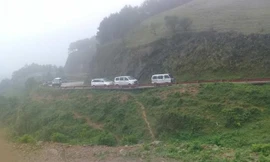 Ách tắc hàng giờ liền trên đỉnh Mẫu Sơn