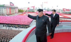  Ông Kim Jong-un và ông Lưu Vân Sơn chứng kiến lễ diễu binh tại Bình Nhưỡng năm 2016 ảnh: KCNA