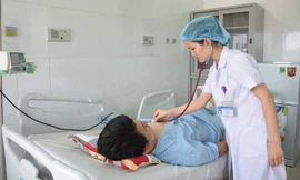 Bác sỹ Bệnh viện HNĐK Nghệ An thăm khám bệnh nhân Ming.