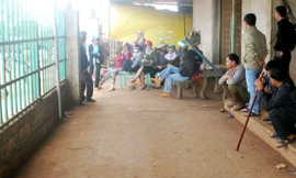 Rất đông hộ dân kéo đến cơ sở thu mua cà phê của bà Tam vào ngày 31/12.