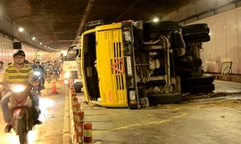 Chiếc xe tải lật trong hầm Thủ Thiêm